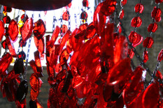 candy shutters sculpture by kathleen griffin